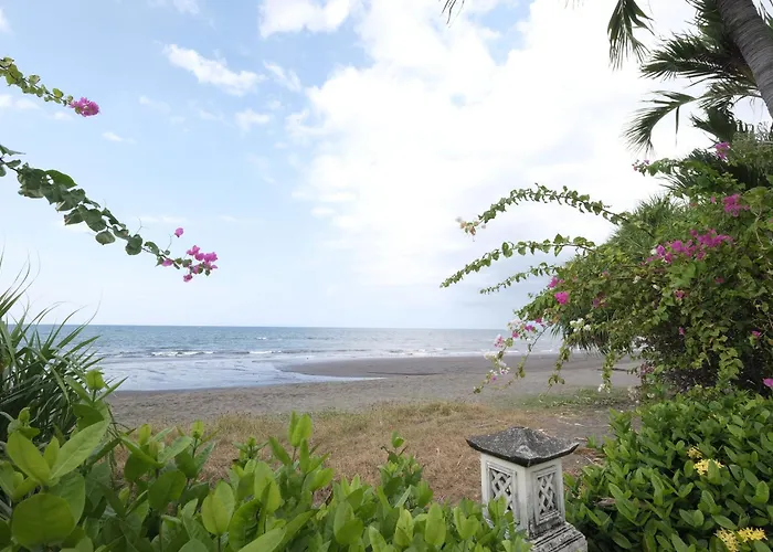 Meyer By Pantai Lovina Villa